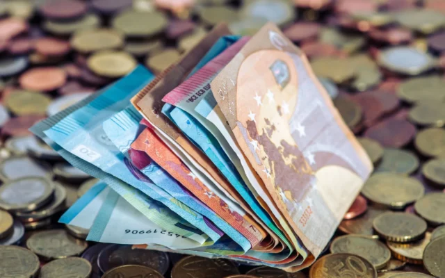 Bancnote și monede euro pe o masă