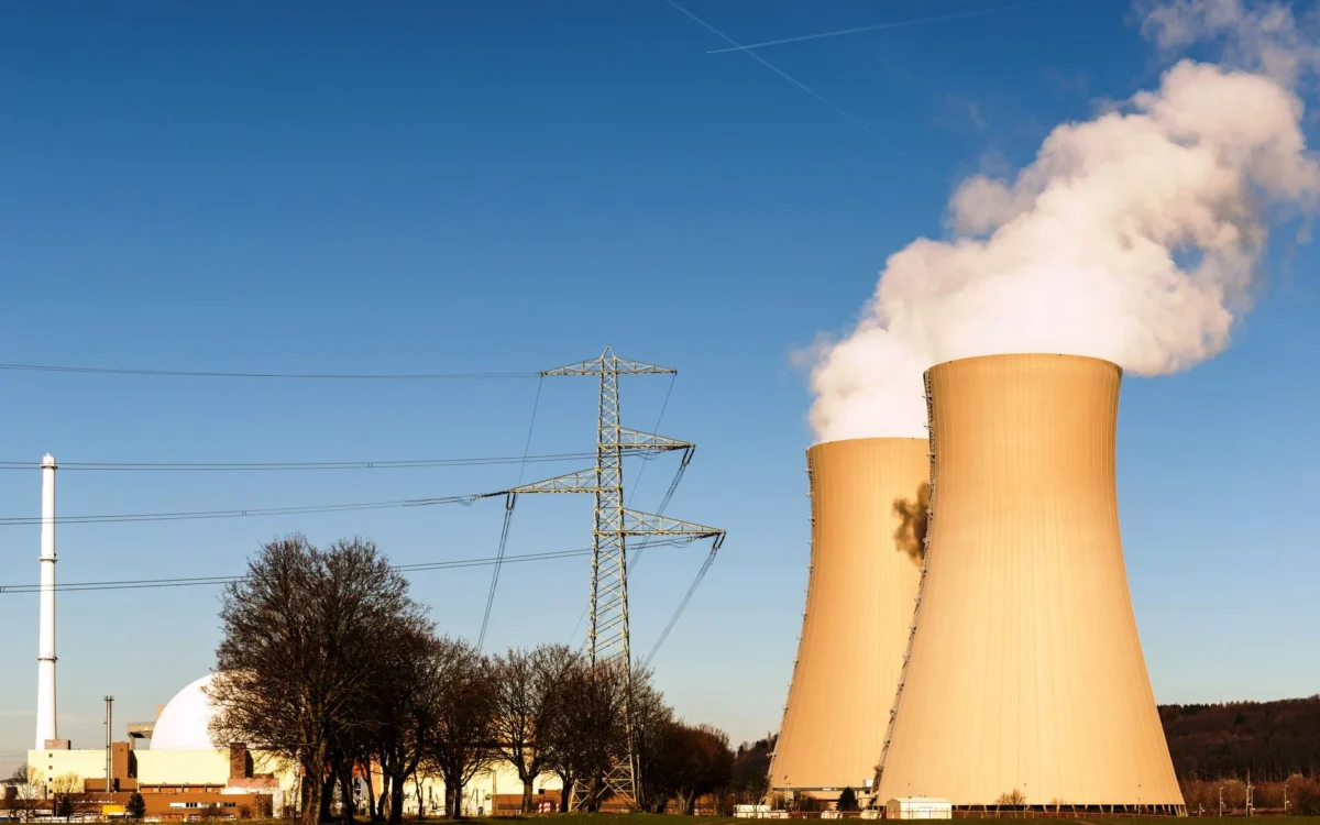 Turnuri de răcire ale unei centrale nucleare și linii electrice