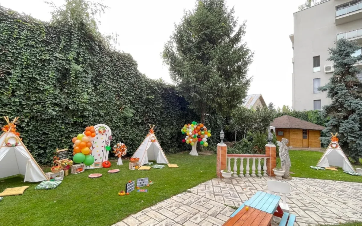 Curte cu gazon, corturi decorative, baloane și copaci la Fata din Dafin