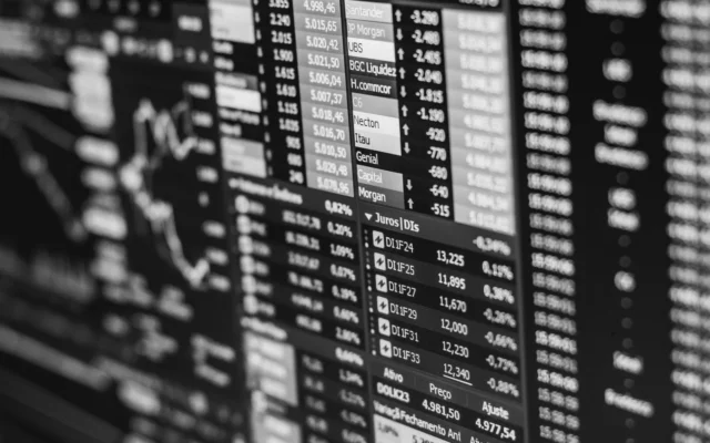 Date financiare afișate pe un ecran