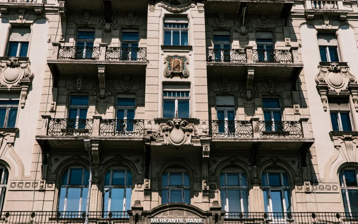 Fațada unei clădiri bancare istorice