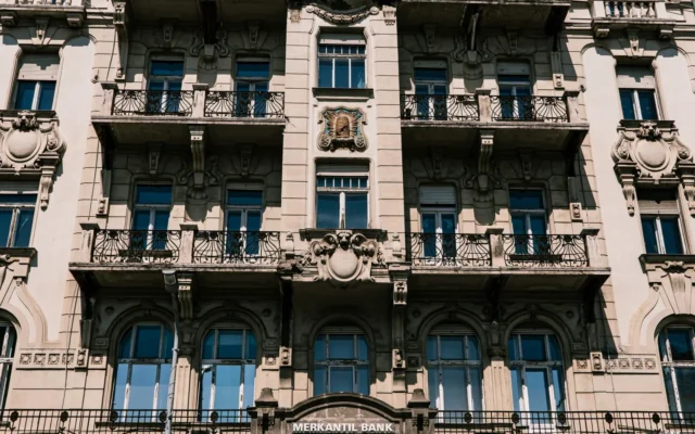 Fațada unei clădiri bancare istorice