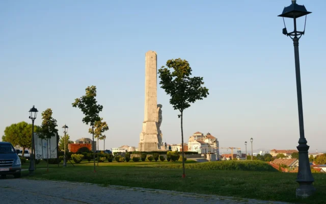 Monument înconjurat de spațiu verde în Alba Iulia