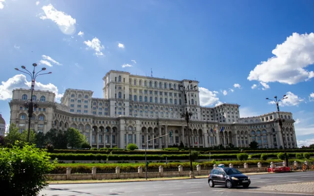 Palatul Parlamentului din București văzut dinspre stradă