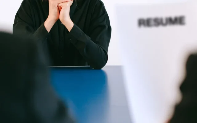 Persoană la masă în timpul unui interviu de angajare