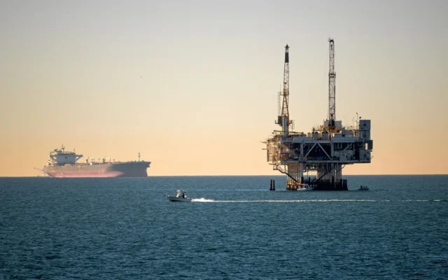 Platformă offshore și navă pe mare
