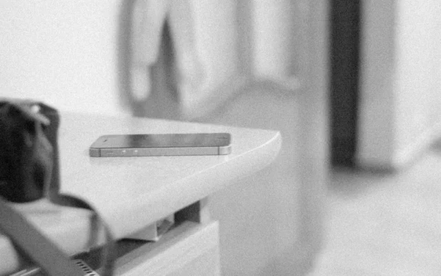 Telefon mobil pe o masă, fotografie alb-negru