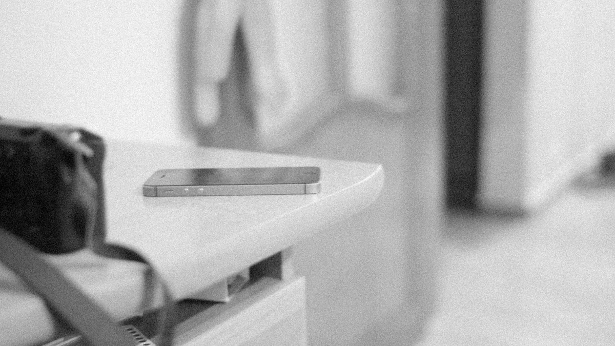 Telefon mobil pe o masă, fotografie alb-negru