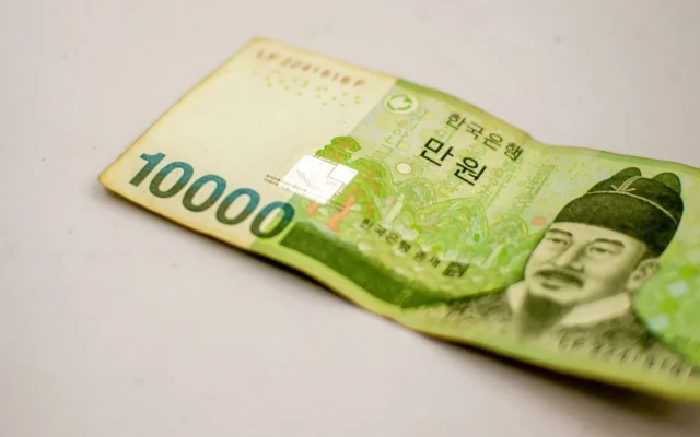Bancnotă sud-coreeană de 10.000 de woni pe o suprafață deschisă