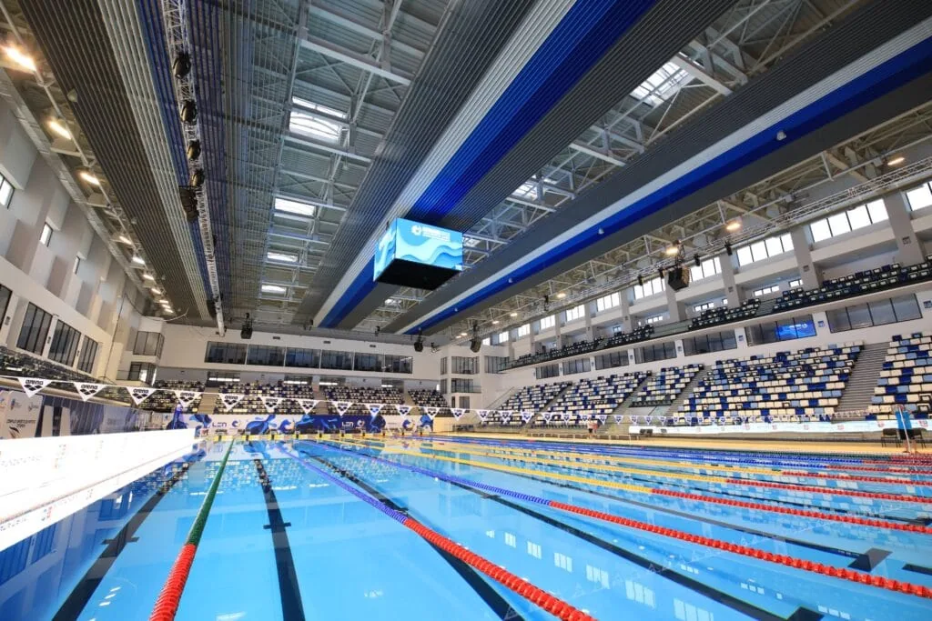 Bazinul interior al Complexului de Natație Otopeni, cu culoare de înot și tribune.