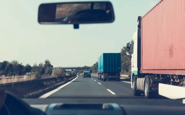 Camioane de marfă circulând pe o autostradă
