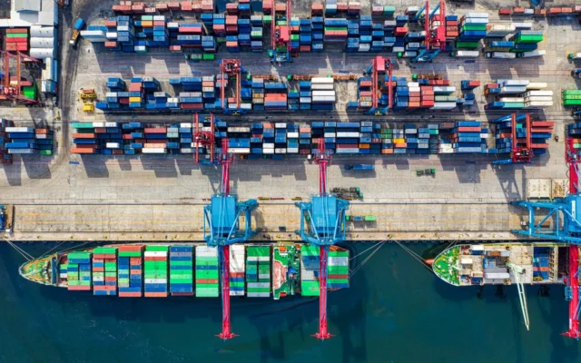 Nave cu containere, macarale și platforme de depozitare într-un port