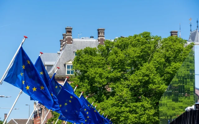 Drapele ale Uniunii Europene pe catarge sub un cer albastru