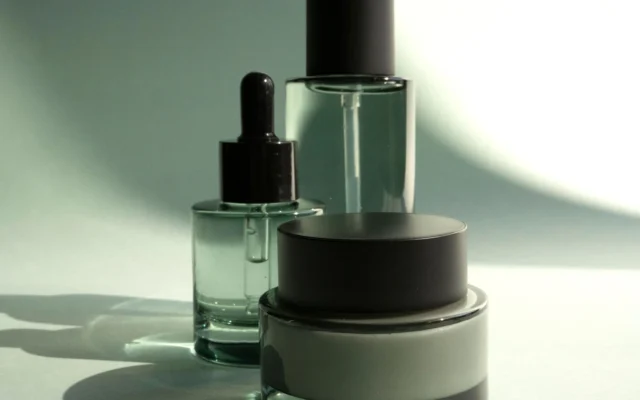 Flacoane cosmetice și recipient cu cremă, cu capace negre