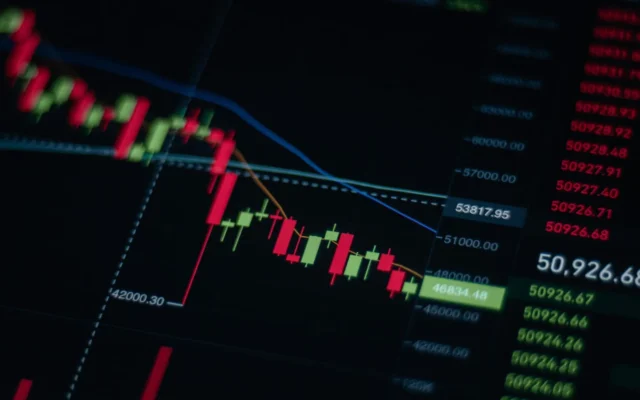 Grafic bursier și date financiare pe un monitor