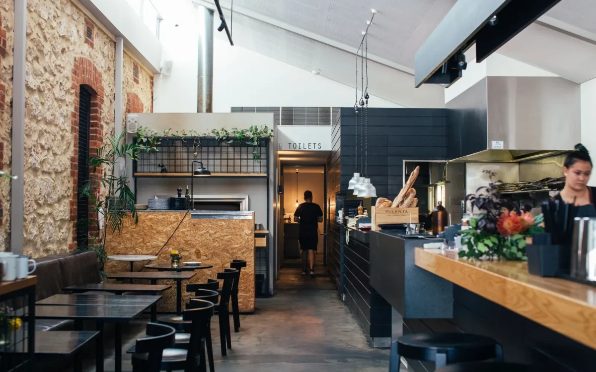 Mese, scaune și tejghea în interiorul unui restaurant