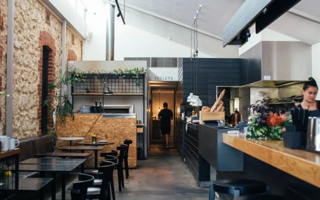 Mese, scaune și tejghea în interiorul unui restaurant