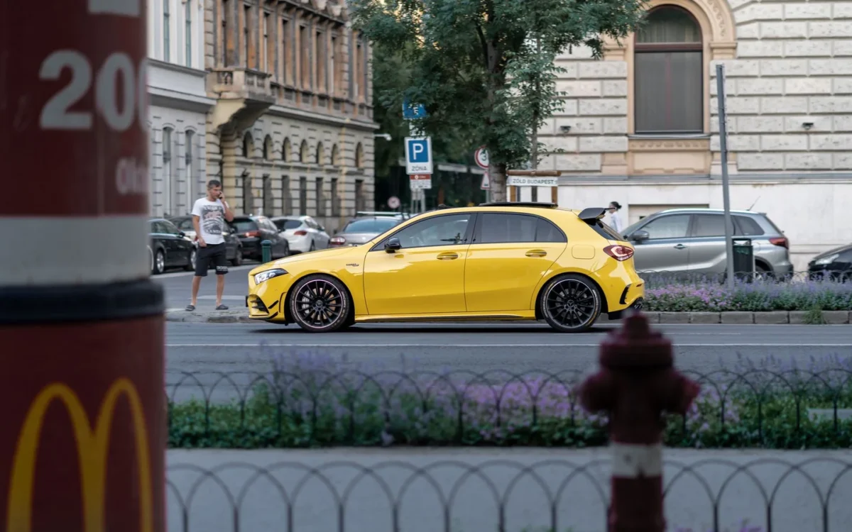 Autoturism galben pe o stradă din București