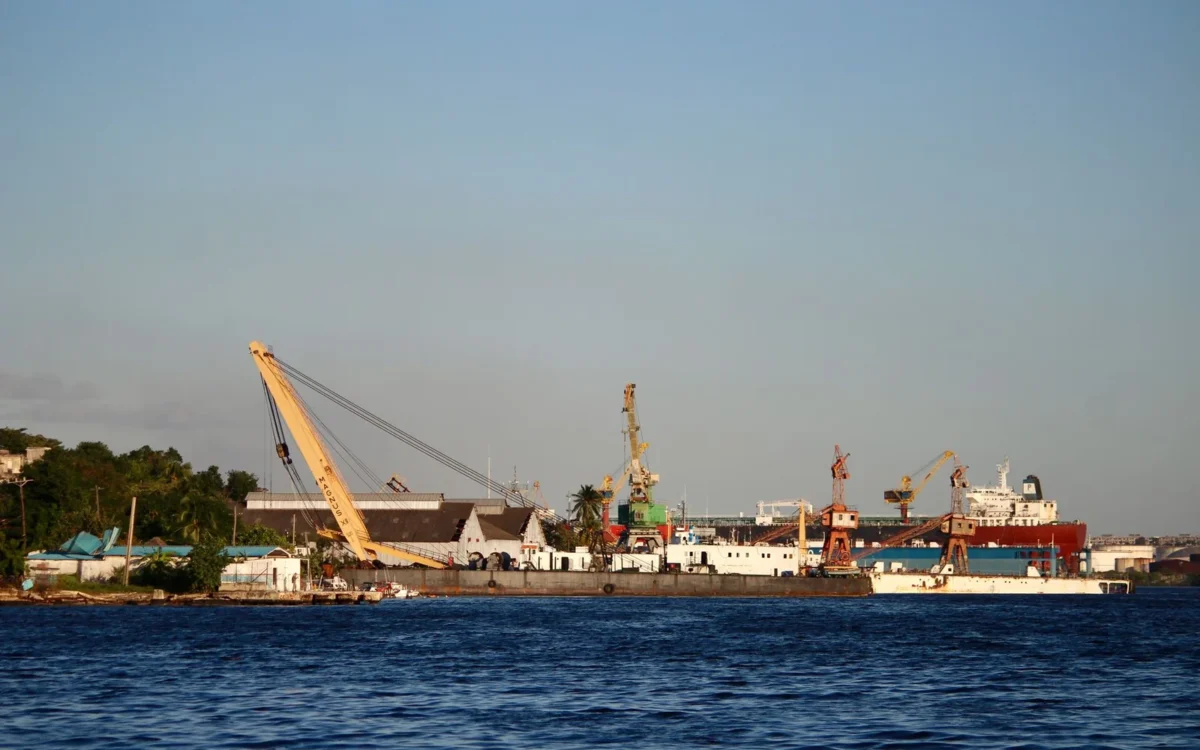 Nave și macarale într-un șantier naval
