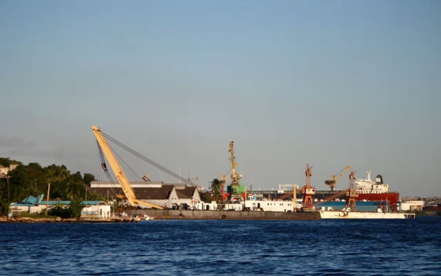 Nave și macarale într-un șantier naval