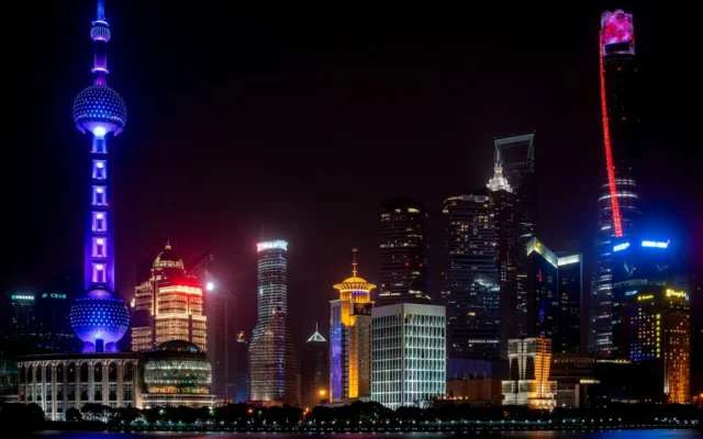 Turnul Perlei Orientale și clădiri iluminate noaptea în Shanghai
