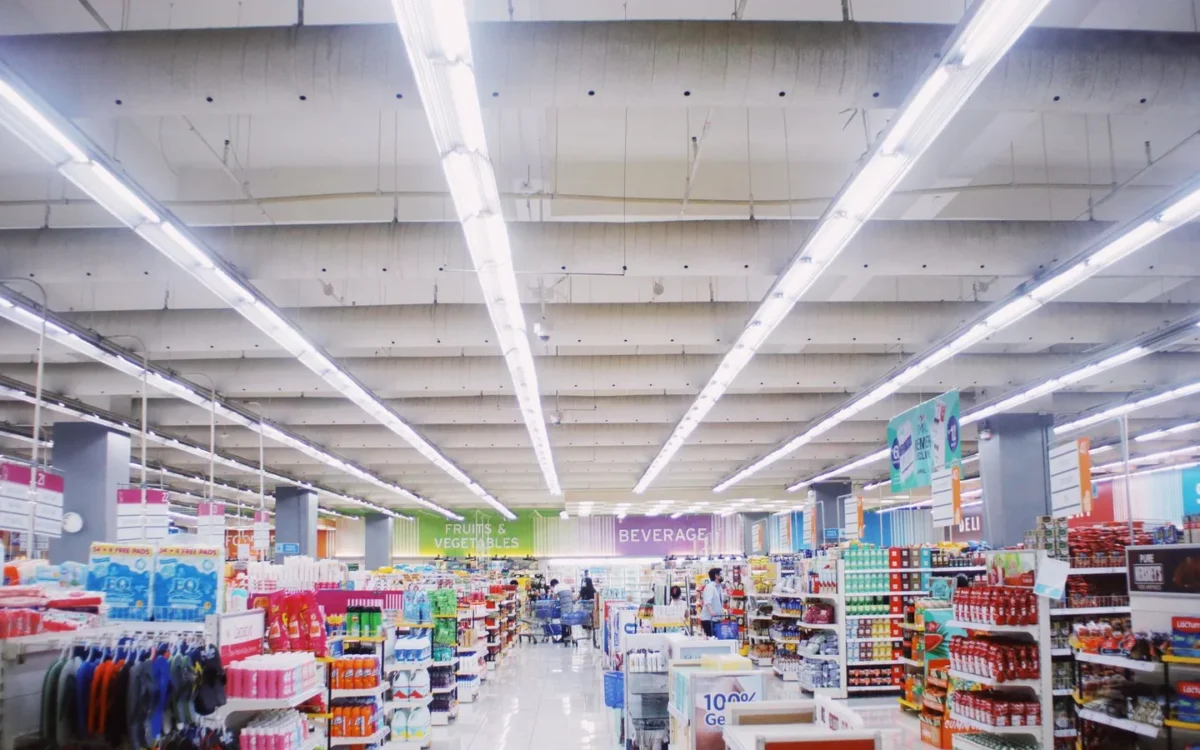 Rafturi cu produse într-un supermarket iluminat