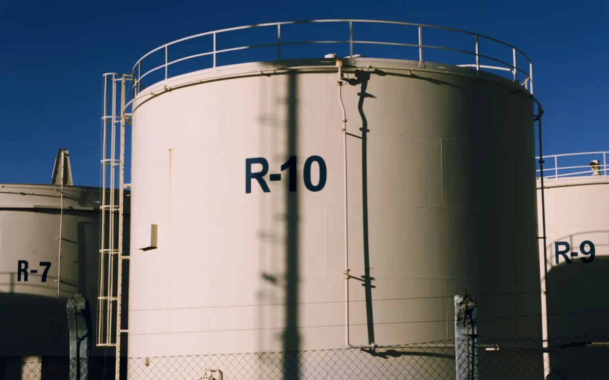 Rezervoare industriale albe pentru stocare