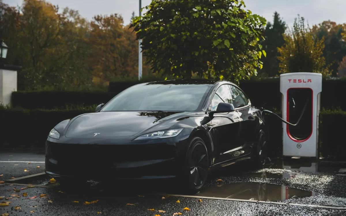 Tesla Model 3 gri conectat la o stație de încărcare
